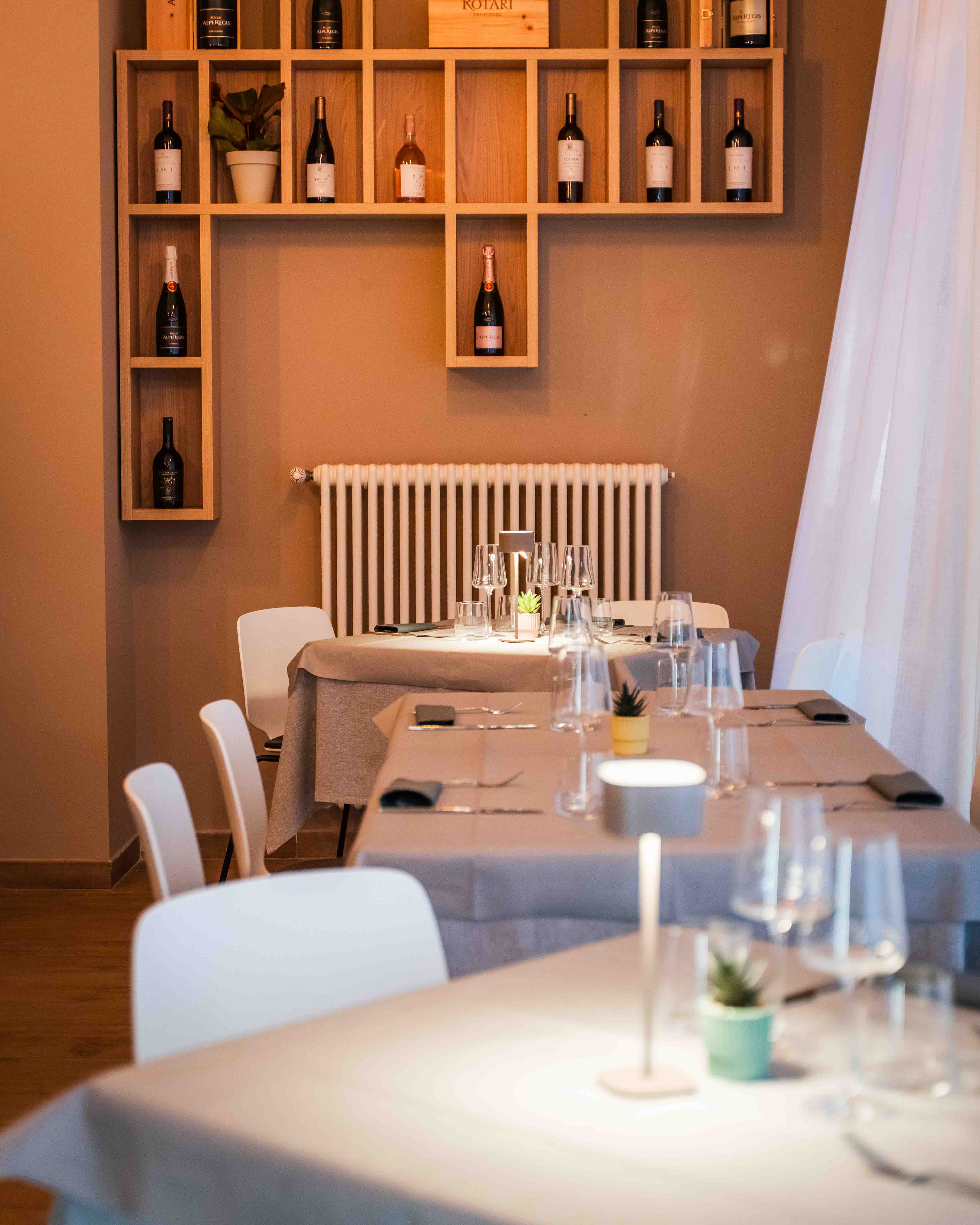 Tavolo elegante nella sala con bottiglie esposte
